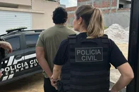 Nesta terça-feira (14), a Polícia Civil realiza a Operação Sophia em cinco Estados — Rio Grande do Sul, Paraná, São Paulo, Mato Grosso do Sul e Pernambuco — contra suspeitos de estarem por trás desse esquema criminoso que criava campanhas falsas no nome de crianças com doenças graves. A investigação é da Delegacia de Repressão aos Crimes Patrimoniais Eletrônicos, do Departamento Estadual de Repressão aos Crimes Cibernéticos. Na foto, prisão em Vitória de Santo Antão (PE).<!-- NICAID(16326562) -->