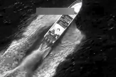 Truth Social / Reprodução EUA bombardeiam mais um barco no Pacífico, matam dois e deixam um sobrevivente