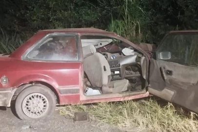 Condutor morre após invadir a pista contrária e colidir de frente com um caminhão na RS-452, em Feliz.<!-- NICAID(15989704) -->