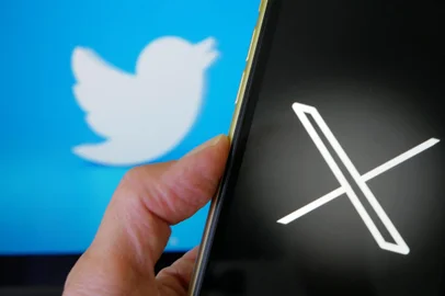 Celular com novo logotipo X do antigo twitter. Foto: lesslemon / stock.adobe.comFonte: 626621033<!-- NICAID(15490400) -->