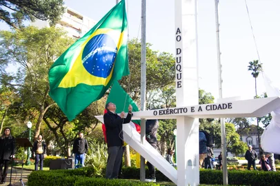 Na manhã desta quarta-feira, 1º de setembro, a Prefeitura de Caxias do Sul, por meio da Secretaria Municipal do Esporte e Lazer (Smel), realizou a cerimônia de abertura oficial da Semana da Pátria de 2022, na Praça Dante Alighieri. A solenidade que reuniu a comunidade, autoridades dos poderes Executivo, Legislativo e Judiciário, foi marcada pelo hasteamento das bandeiras, executado pela fanfarra do 3º Grupo de Artilharia Antiaérea (3ºGAAAe), e acendimento da pira, símbolo da Semana da Pátria, homenageando representantes da educação no Município.<!-- NICAID(15194447) -->