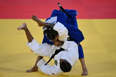 JUDO OLY PARIS 2024 JUDO OLY PARIS 2024 Brazil's Rafaela Silva and Turkmenistan's Maysa Pardayeva (Blue) compete in the judo women's -57kg round of 16 bout of the Paris 2024 Olympic Games at the Champ-de-Mars Arena, in Paris on July 29, 2024. (Photo by Luis ROBAYO / AFP)Editoria: SPOLocal: ParisIndexador: LUIS ROBAYOSecao: judoFonte: AFPFotógrafo: STF<!-- NICAID(15825401) -->