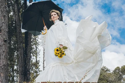 Editorial celebra o mês das noivas com produções de estilistas da Serra. Na foto, a modelo bruna Malmann com vestido Rico Bracco.<!-- NICAID(15420103) -->