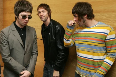 Liam and Noel Gallagher fuel rumours of British rock band Oasis reunion after fifteen years(FILES) Noel Gallagher (L) Andy Bell (C) and Liam Gallagher, members of the British rock band "Oasis" hold a photocall in Hong Kong on February 25, 2006. Fans of British rock band Oasis buzzed with anticipation on Monday, August 26, as Liam and Noel Gallagher teased that they could be returning to stage together, fifteen years after the band's last performance. (Photo by Mike CLARKE / AFP)Editoria: ACELocal: Hong KongIndexador: MIKE CLARKESecao: musicFonte: AFPFotógrafo: STF<!-- NICAID(15849522) -->