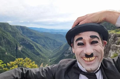 Marcelo Casagrande interpreta Charles Chaplin no circuito Cinema de Verão<!-- NICAID(15621116) -->