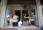 Manicure na rua, 15 andares de escada e alimentos estragados: a rotina de quem está há pelo menos 40 horas sem luz em Porto Alegre