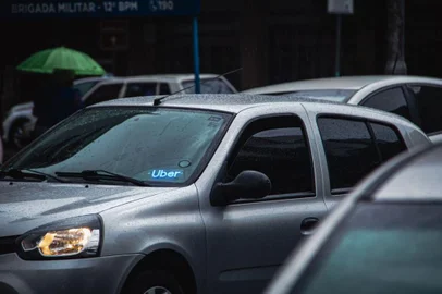 Atenção motoristas de Caxias do Sul; letreiros luminosos são proibidos em carros de aplicativo <!-- NICAID(15553438) -->