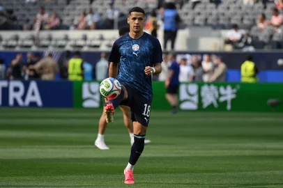 Paraguay's forward #18 Alex Arce warms up ahead of the 2026 World Cup Group D football match between USA and Paraguay at the Los Angeles Stadium in Inglewood on June 12, 2026. (Photo by Patrick T. Fallon / AFP)Editoria: SPOLocal: InglewoodIndexador: PATRICK T. FALLONSecao: world championshipFonte: AFPFotógrafo: STF<!-- NICAID(16305588) -->
