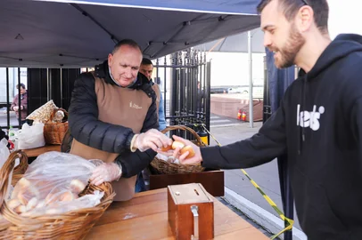 Festa de Santo Antônio tem distribuição de 50 mil pãezinhos em Bento Gonçalves<!-- NICAID(16058988) -->