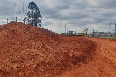 A obra de reconstrução do dique do Sarandi, na zona norte de Porto Alegre, avançou.<!-- NICAID(16125951) -->