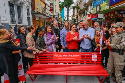 Prefeito Rodrigo Decimo inaugura banco vermelho em ação contra feminicídio em Santa Maria <!-- NICAID(16093488) -->