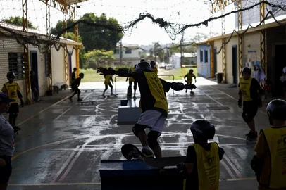 PORTO ALEGRE, RS, BRASIL, 18-03-2026: Projetos sociais que mudam vidas de crianças de adolescentes. No bairro restinga, a ONG Renascer da Esperança atende cerca de 240 jovens, em diversas oficinas, como judô e skate. Fotos: Duda Fortes/Agencia RBS<!-- NICAID(16247712) -->