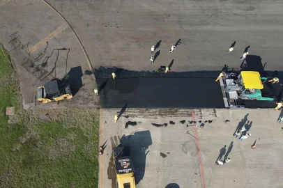 Pista do aeroporto Salgado Filho recebe obras de retirada de asfalto após ser atingida por enchente. Foto: Fraport Brasil / Divulgação<!-- NICAID(15835634) -->
