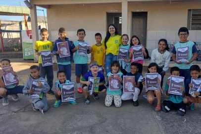 Professora se sensibiliza com alunos sem condições para colecionar figurinhas e cria álbum próprio em Bom Jesus <!-- NICAID(15280069) -->