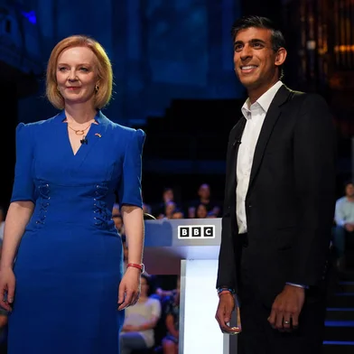 Britain's Foreign Secretary Liz Truss (L) and former chancellor to the exchequer Rishi Sunak, contenders to become the country's next prime minister, arrive to take part in the BBC's 'The UK's Next Prime Minister: The Debate' in Victoria Hall in Stoke-on-Trent, central England, on July 25, 2022. (Photo by Jacob King / POOL / AFP)Editoria: POLLocal: Stoke-on-TrentIndexador: JACOB KINGSecao: electionFonte: POOLFotógrafo: STR<!-- NICAID(15163343) -->