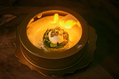 Chef Matheus Monteiro, do Café da Catedral, apresenta o prato “Terra e Céu” na Bienal 2025, inspirado pelo tema “Estalo”.<!-- NICAID(16026427) -->