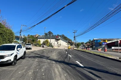 A segunda fase da obra de macrodrenagem na Avenida Bruno Segalla – Perimetral Sul, realizada pelo Serviço Autônomo Municipal de Água e Esgoto (Samae), está próxima de ser concluída. Por isso, o trecho sentido oeste-leste da Perimetral será liberado para o trânsito no início da manhã desta quarta-feira (14/05). Dessa forma, os motoristas que trafegarem pela Avenida Salgado Filho irão acessar diretamente a Perimetral Sul.<!-- NICAID(16036331) -->