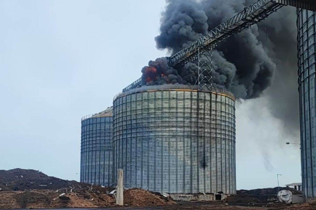 Incêndio atinge silo de empresa de grãos na BR-116, em Arroio Grande ...