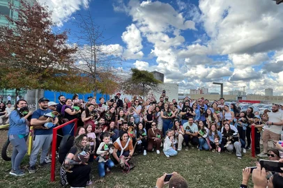 Mais de 50 cachorros da raça Dachshunds, os “salsichas”, reuniram-se no espaço pet do shopping Villagio Caxias na tarde desde domingo (18). A segunda edição do encontro, organizado pelo grupo Salsichas Gaúchos, teve como principal objetivo a confraternização entre os animais e seus tutores.<!-- NICAID(16040197) -->