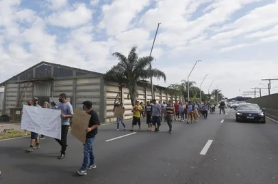 04/11/2021 - PORTO ALEGRE, RS - Protesto de recicladores na Av. Castelo Branco. FOTO: Lauro Alves / Agência RBS<!-- NICAID(14932201) -->