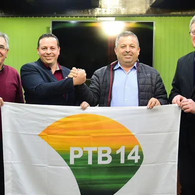 Adriano Bressan e Velocino Uez (no centro) foram confirmados pré-candidatos à Assembleia e à Câmara Federal, respectivamente. À esquerda, o presidente do partido, Gilberto Meletti, e à direita, o ex-prefeito Flávio Cassina.<!-- NICAID(15082468) -->