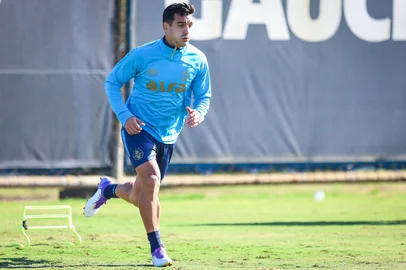 RS - FUTEBOL/ TREINO GREMIO 2025 - ESPORTES - Jogadores do Gremio realizam treino tÃ©cnico durante a manha desta sexta-feira, no CT Luiz Carvalho, na preparaÃ§Ã£o para a partida valida pelo Campeonato Brasileiro 2025. Na foto, Cristaldo. FOTO: LUCAS UEBEL/GREMIO FBPA<!-- NICAID(16044997) -->