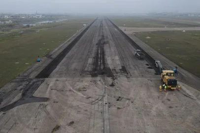 Pista do aeroporto Salgado Filho está recebendo obras<!-- NICAID(15823772) -->