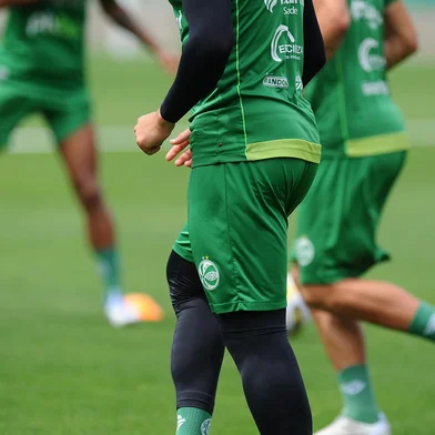 CAXIAS DO SUL, RS, BRASIL, 29/10/2022. Primeiro treino do Juventude sob o comando do técnico Celso Roth, no estádio Alfredo Jaconi. (Bruno Todeschini/Agência RBS)<!-- NICAID(15249528) -->