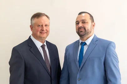 O prefeito de União da Serra, Cleonir Tauffer (MDB), e o vice, Mauricio Lazzaretti (PSD), podem ter seus mandados cassados por suposta compra de votos nas eleições de 2024. A decisão da Justiça Eleitoral de Guaporé, em primeira instância, ainda cabe recurso. <!-- NICAID(16202340) -->
