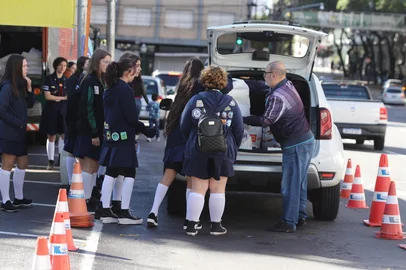 CAXIAS DO SUL, RS, BRASIL. 10.05.2025. Iniciada campanha do agasalho em Caxias do Sul, que espera arrecadar 300 mil peças de roupa. Mutirão realizado na Praça Dante Alighieri. (Ulisses Castro / Agência RBS).<!-- NICAID(16034528) -->