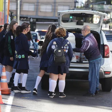 CAXIAS DO SUL, RS, BRASIL. 10.05.2025. Iniciada campanha do agasalho em Caxias do Sul, que espera arrecadar 300 mil peças de roupa. Mutirão realizado na Praça Dante Alighieri. (Ulisses Castro / Agência RBS).<!-- NICAID(16034528) -->
