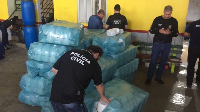 Foram apreendidos produtos químicos e embalagens no local