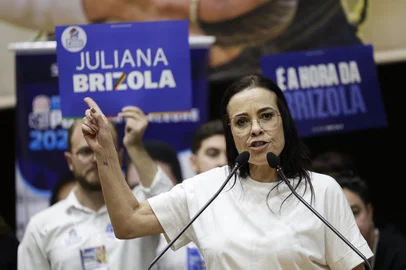 PORTO ALEGRE, RS, BRASIL, 15-11-2025: Lançamento de pré-candidatura de Juliana Brizola (PDT) para o governo do Rio Grande do Sul no plenário Otávio Rocha, da Câmara Municipal de Vereadores de Porto Alegre. O evento conta com a presença do presidente nacional do PDT, Carlos Lupi, do presidente estadual do partido, Romildo Bolzan, além de deputados, prefeitos, vereadores e lideranças políticas. Foto: Mateus Bruxel/Agência RBSIndexador: MATEUS BRUXEL<!-- NICAID(16168154) -->