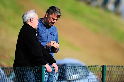 ExhibitionCAXIAS DO SUL, RS, BRASIL, 14/09/2022. Treino do Juventude no  Centro de Formação de Atletas e Cidadãos, o CFAC. O Juventude é o lanterna da série A do Campeonato Brasileiro. Na foto, Michel Alves, diretor executivo de futebol e Osvaldo Pioner, vice-presidente de Futebol. (Porthus Junior/Agência RBS)<!-- NICAID(15206192) -->