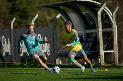 Lateral-esquerdo Marcelo Hermes e meia Lucas Fernandes durante treinamento no CT Alviverde.<!-- NICAID(16077976) -->