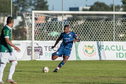 Léo Kanu zagueiro do Gramadense<!-- NICAID(16089843) -->