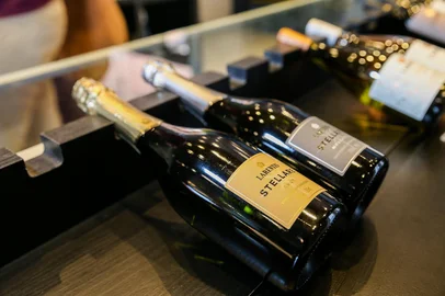 BENTO GONÇALVES, RS, BRASIL, 01/01/2025. Exportação de espumantes brasileiros cresce quase 30% em valor no primeiro semestre. Na foto, André Larentis - enólogo e diretor (Neimar De Cesero/Agência RBS)Indexador: Neimar De Cesero<!-- NICAID(16143592) -->