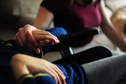 CAXIAS DO SUL, RS, BRASIL, 27/06/2023. Mães e entidades comentam a dificuldade da inclusão para crianças especiais nas escolas de Caxias do Sul. Na foto, Camila Pelin, 43, administradora e o filho Gabriel, nono ano, 16 anos. (Porthus Junior/Agência RBS)<!-- NICAID(15467676) -->