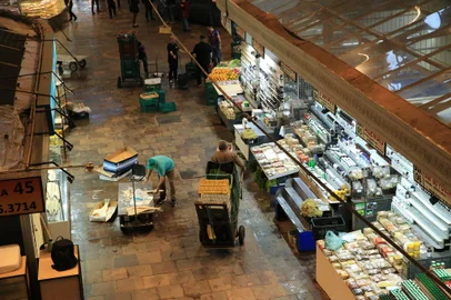 PORTO ALEGRE, RS, BRASIL, 18/06/2024- Mais 39 lojas e restaurantes reabrem hoje no Mercado Público da Capital.Foto: Ronaldo Bernardi / Agencia RBS<!-- NICAID(15791562) -->