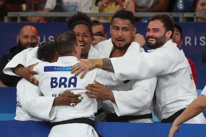 Brazil's team celebrates after winning the judo mixed team bronze medal bout between Brazil and Italy at the Paris 2024 Olympic Games in the Champ-de-Mars Arena, in Paris on August 3, 2024. (Photo by Jack GUEZ / AFP)<!-- NICAID(15831803) -->