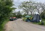 Vento Sul volta a preocupar moradores da região das ilhas acampados às margens de rodovia