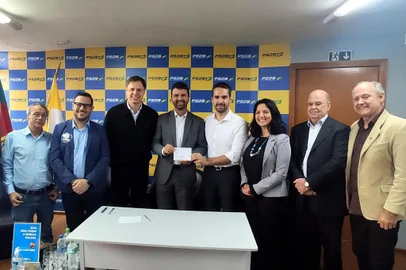 Hoje a tarde começou de forma especial com a filiação do Deputado Estadual @neriocarteiro , que passa a integrar a bancada do PSDB no RS.Neri de Andrade Pereira Junior, conhecido como Neri, O Carteiro, é natural de Bom Jesus, mas vive em Caxias desde seus 15 anos de idade. Atuou na Empresa Pública de Correios e Telégrafos por 15 anos, em Caxias do Sul. Foi vereador na Câmara Municipal caxiense entre 2013 e 2018. No Parlamento, desde 2019, trabalha comprometido em escutar as pessoas e cuidar da Região da Serra, buscando soluções para demandas sociais.<!-- NICAID(15055640) -->