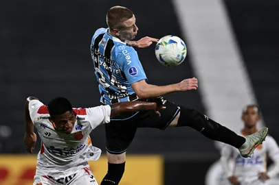 Atletico Grau's defender #14 Jose Bolivar (L) and Gremio's defender #34 Igor Schlemper fight for the ball during the Copa Sudamericana group stage football match between Peru's Atletico Grau and Brazil's Gremio at the Alejandro Villanueva stadium in Lima on May 7, 2025. (Photo by ERNESTO BENAVIDES / AFP)Editoria: SPOLocal: LimaIndexador: ERNESTO BENAVIDESSecao: soccerFonte: AFPFotógrafo: STF<!-- NICAID(16032561) -->