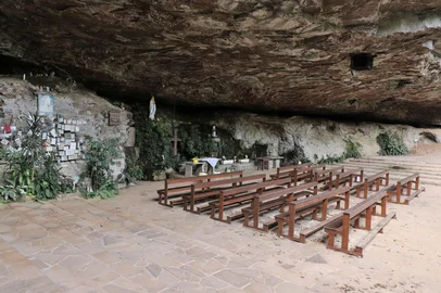 CAXIAS DO SUL, RS, BRASIL. 23.05.2025. Gruta da Terceira Légua, em Caxias, terá elevador panorâmico feito por voluntários. Iniciativa do frei Jaime Bettega busca tornar o santuário mais ível a idosos e pessoas com mobilidade reduzida. A gruta, de propriedade da Mitra Diocesana de Caxias do Sul, fica em meio à natureza no Travessão Santa Rita. Atualmente, para chegar até ela, o visitante precisa descer (e posteriormente subir) uma escadaria com 150 degraus (cada um deles representa uma oração do rosário).<!-- NICAID(16044257) -->