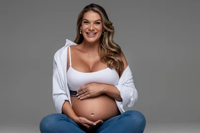 Brunna Colossi, prestes a se tornar mãe, celebra programa Que Amor É Esse?, que estreia sábado (18) na RBS TV.<!-- NICAID(16264624) -->