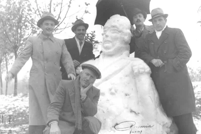 Dario Ungaretti e Ary Cavalcanti (em pé, a partir da esquerda) e amigos junto ao busto do Duque de Caxias esculpido na neve, em 28/29 de maio de 1941, no Parque da Imprensa, em Caxias do Sul.<!-- NICAID(15774280) -->