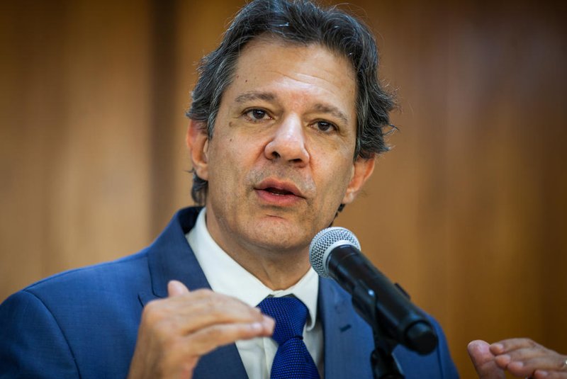 O ministro da Fazenda, Fernando Haddad, disse nesta terça-feira (6), que as diretrizes da reforma tributária estão bem definidas e que o governo terá de colaborar com o Fundo de Desenvolvimento Regional (FDR), sem especificar valores. O grupo de trabalho da Câmara dos Deputados que estuda as mudanças no sistema tributário vai entregar um documento com as linhas gerais do texto nesta terça, 6, mas o substitutivo da proposta de emenda à Constituição (PEC) deve ser apresentado em até 15 dias.<!-- NICAID(15448560) -->