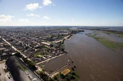 14.05.2024 - SobrevÃ´o sobre as cidades de Pelotas e SÃ£o LourenÃ§o do Sul mostrando a situaÃ§Ã£o das enchentes - Foto: Gustavo VaraSobrevôo sobre as cidades de Pelotas e São Lourenço do Sul mostrando a situação das enchentes - Foto: Gustavo Vara/Prefeitura de Pelotas/DivulgaçãoIndexador: Foto: Gustavo Vara<!-- NICAID(15763986) -->