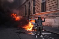 Manifestantes em toda a França protestam neste sábado (17) contra o aumento do custo de vida, unindo-se às reivindicações de estudantes do ensino médio sobre as condições na educação, após mais de três semanas de bloqueios em escolas. A mobilização segue convocações feitas nas redes sociais para reavivar o movimento dos "coletes amarelos", que surgiu em 2018 contra a injustiça social.<!-- NICAID(16389470) -->