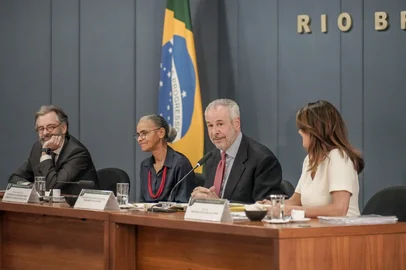 Rafa Neddermeyer / COP30 BrasÃlia/DF - 10.10.2025 - Entrevista coletiva sobre a Pre-COP30, no marco dos 30 dias para a COP30. Participaram da coletiva o Embaixador MaurÃcio Carvalho Lyrio, a Ministra do Meio Ambiente e Mudança do Clima, Marina Silva; o presidente desginado da COP30, Embaixador André Corrêa do Lago e a diretora executiva da COP30, Ana Toni. Foto: Rafa Neddermeyer/COP30 Brasil Amazônia/PR<!-- NICAID(16144496) -->